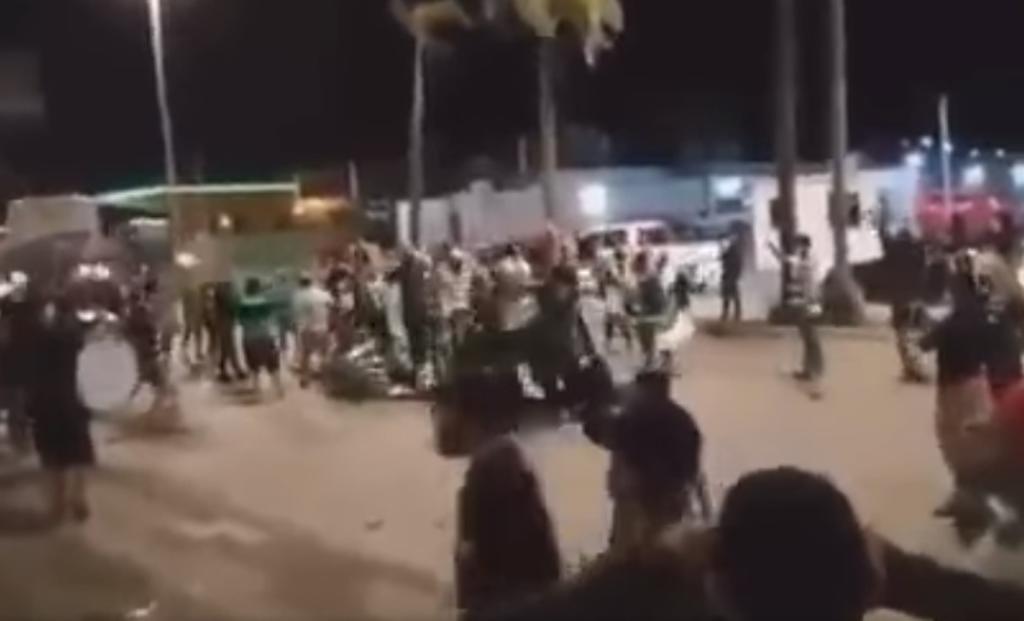 Las imágenes de la pelea en la que participaron aficionados al Santos Laguna fueron difundidas en redes sociales (CAPTURA) 