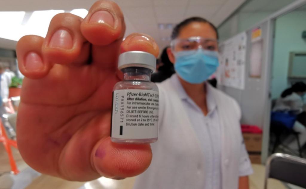 El gobierno municipal anunció esta inversión para adquirir dosis del inmunológico, ahora que el gobierno federal dio luz verde para que empresas privadas y gobiernos estatales adquieran la vacuna bajo una serie de requisitos. (ARCHIVO)