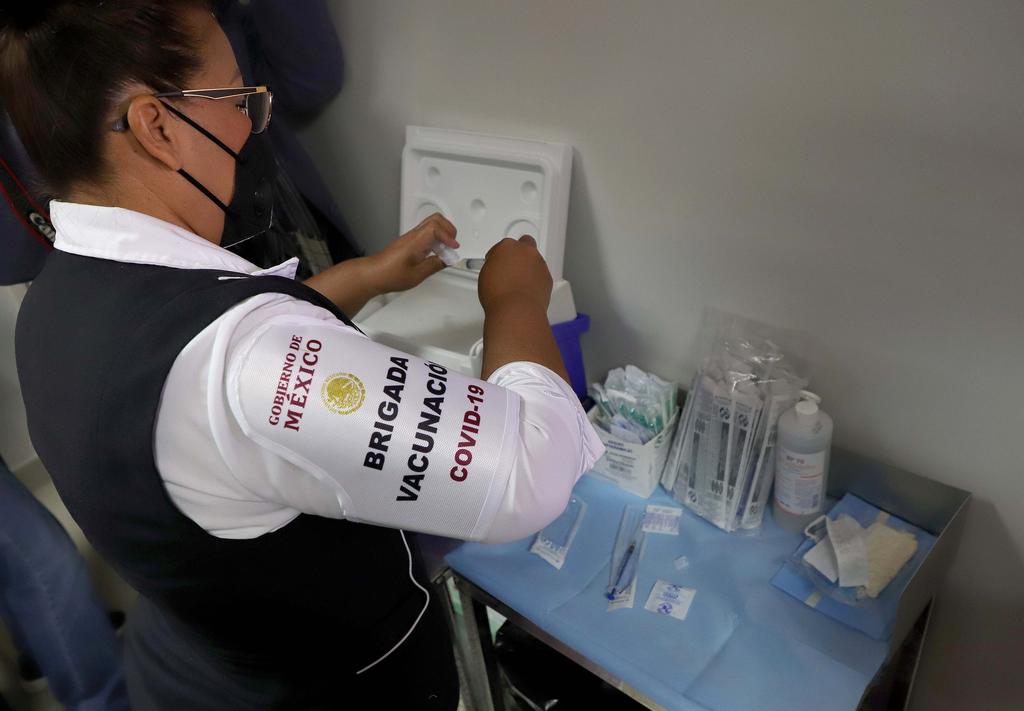El Gobierno de México comenzó este sábado a vacunar contra la COVID-19 a los 20,000 maestros del suroriental estado de Campeche, la región del país con menor índice de contagios, para que en las próximas semanas se puedan retomar las clases presenciales en la zona, suspendidas desde marzo del año pasado. (ARCHIVO)