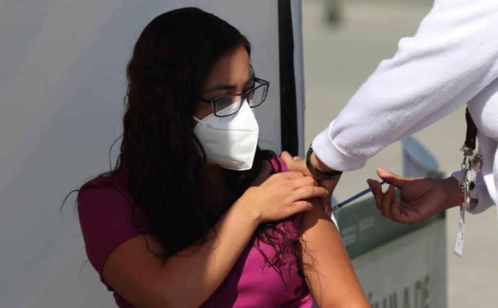 Un total de 2 mil 766 maestros de Campeche recibieron la vacuna contra el COVID-19 este sábado, como parte de la estrategia para inmunizar a este sector de la población. (ESPECIAL)
