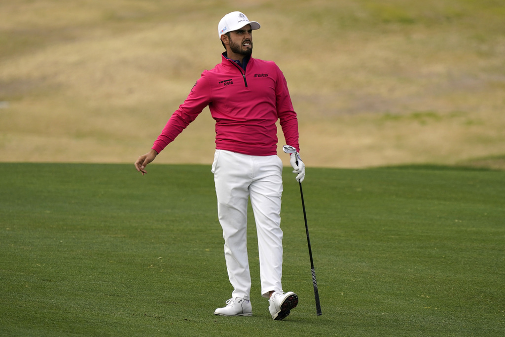 El golfista mexicano Abraham Ancer no tuvo un buen día, y terminó la tercera ronda a seis golpes de los líderes.