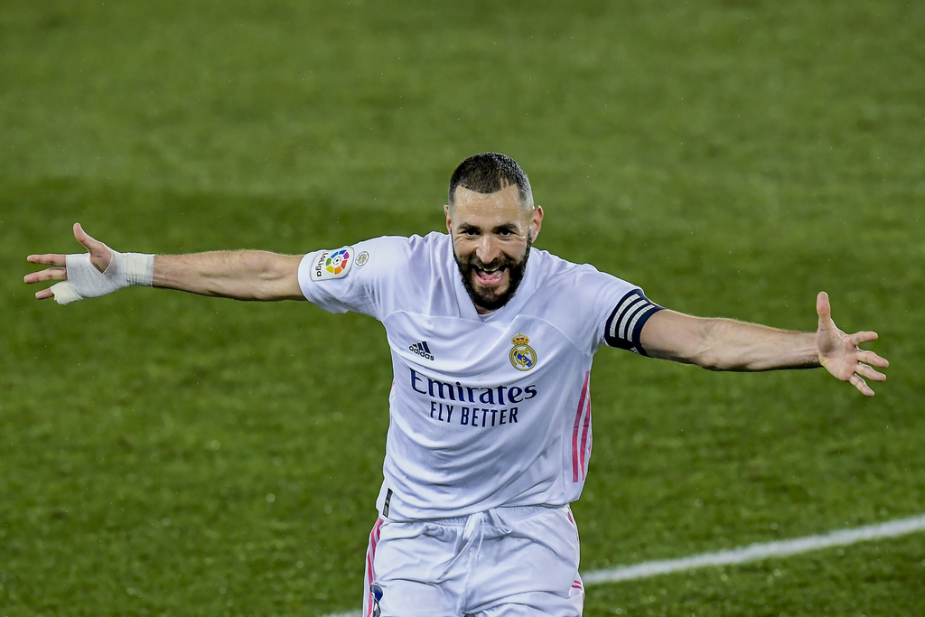 Karim Benzema celebra uno de sus dos tantos, en la victoria del Real Madrid 4-1 sobre Alavés.