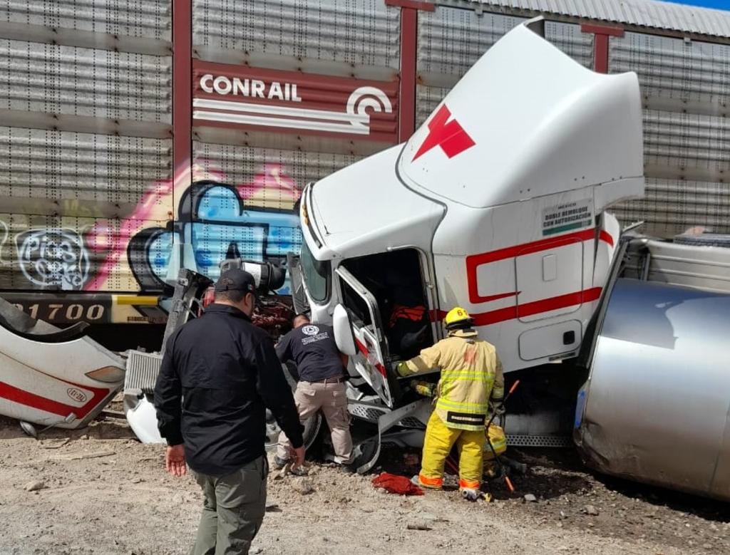 Un tráiler cargado con leche fue impactado por el tren en la zona rural del municipio de Matamoros, el chofer de la unidad y el maquinista resultaron lesionados. (EL SIGLO DE TORREÓN)
