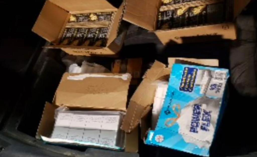 Más de 5 mil cartuchos para arma de fuego de distintos calibre que estaban en cajas de cartón en la cajuela de un vehículo gris pickup, fueron decomisados en la aduana de Nogales, Sonora. (ESPECIAL)