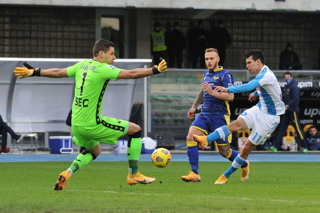 Hirving Lozano anotó a los 9 segundos el gol más rápido en la historia del Napoli, pero su equipo cayó 3-1 ante Hellas Verona. (EFE)