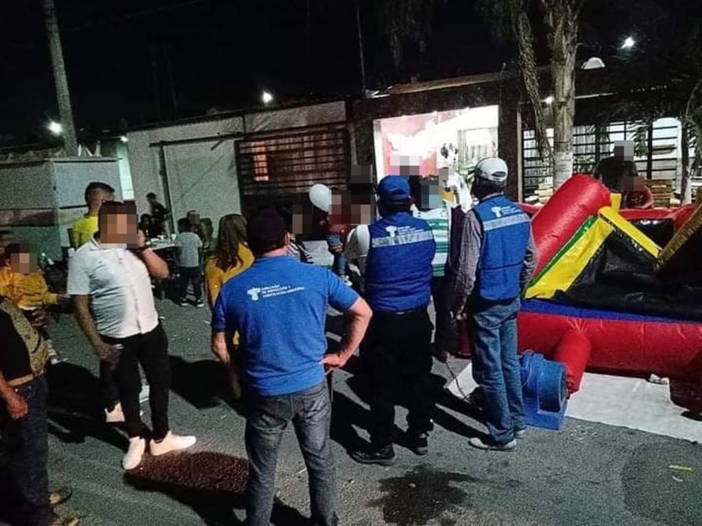 En este fin de semana el Ayuntamiento de Torreón atendió 67 reportes de reuniones y fiestas masivas. Se dispersaron reuniones con decenas de personas que se realizaban con música en vivo. (CORTESÍA)