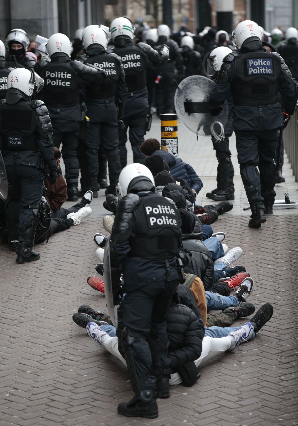 Ayer se desataron batallas campales entre policías y manifestantes que protestan contra el toque de queda en las ciudades. (EFE) 