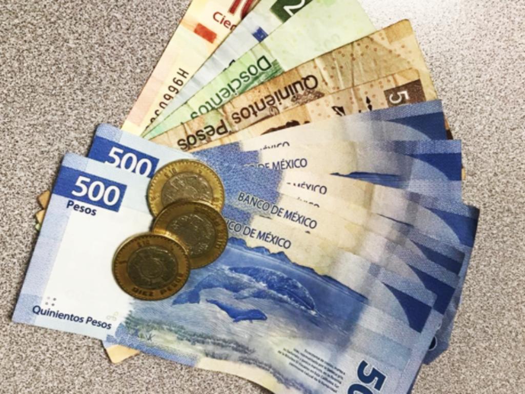 La paridad se ubicó esta mañana en 20.21 pesos por dólar, una pérdida de la moneda nacional de 1.2% o 24 centavos con respecto al cierre del viernes, muestran los precios al mayoreo de la agencia Bloomberg.
(ARCHIVO)