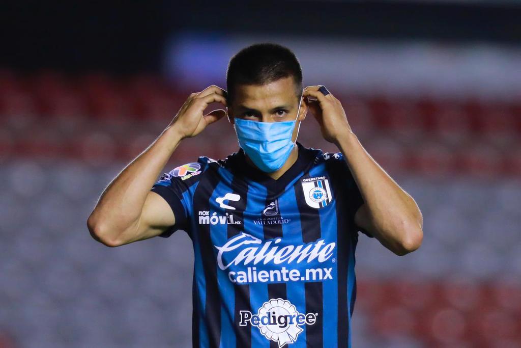 José Gurrola de los Gallos Blancos del Querétaro, anotó su primer gol en el torneo, pero además de la alegría de realizar la anotación a los Pumas de la Universidad, se llevó las palmas por su festejo. (ESPECIAL)
