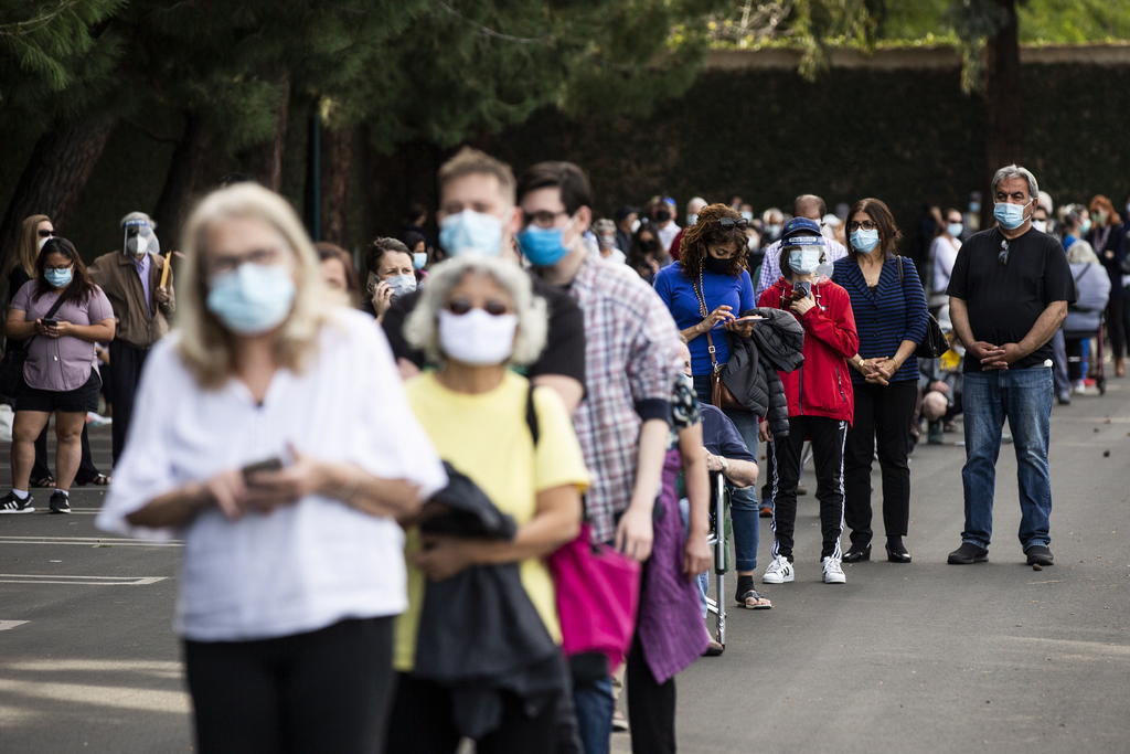 California levantó el lunes la orden de confinamiento en casa obligatorio en respuesta a una mejora de las condiciones por la pandemia del coronavirus y retomó un sistema de restricciones por condado.  (ARCHIVO) 