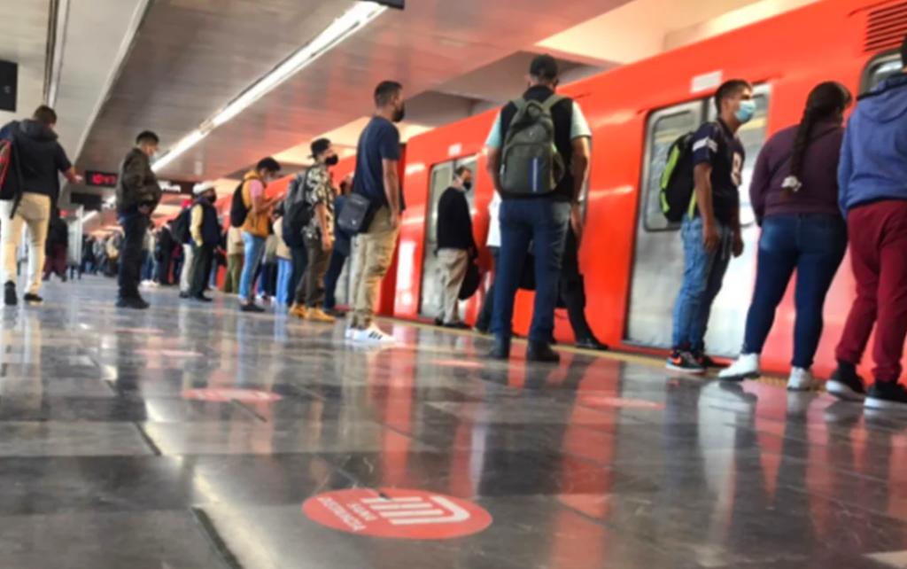 En los andenes no se presentaron empujones entre los pasajeros a la hora de abordar los trenes, como suele ocurrir en la Línea 1.
(EL UNIVERSAL)