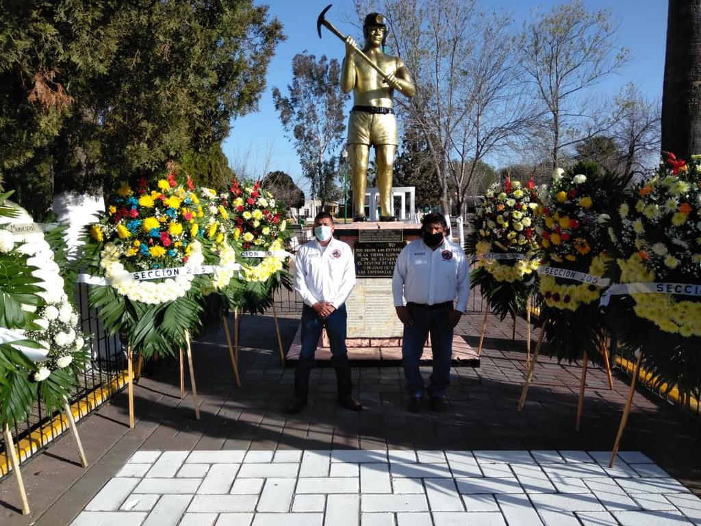 Los representantes local y nacional del sindicato también dejaron ofrendas florales en el monumento.(EL SIGLO COAHUILA)