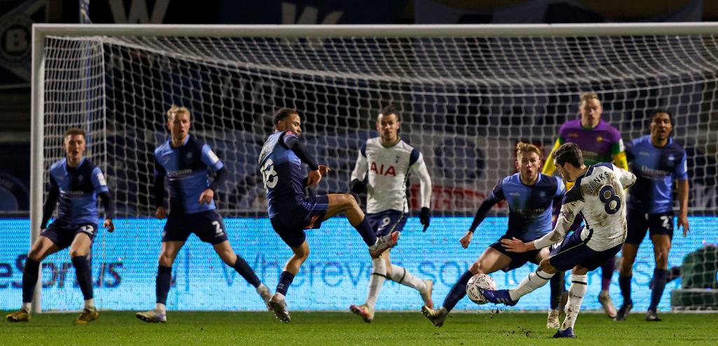 Después de fallar un montón de ocasiones, con indudables méritos para haber resuelto antes el partido, el Tottenham encontró el premio a su ofensiva en la cuarta ronda de la Copa de Inglaterra frente al Wycombe con el 1-2 de Harry Winks en el minuto 86, el 1-3 y el 1-4 de Tanguy Ndombele y la clasificación a octavos de final, en los que jugará con el Everton. (ESPECIAL)