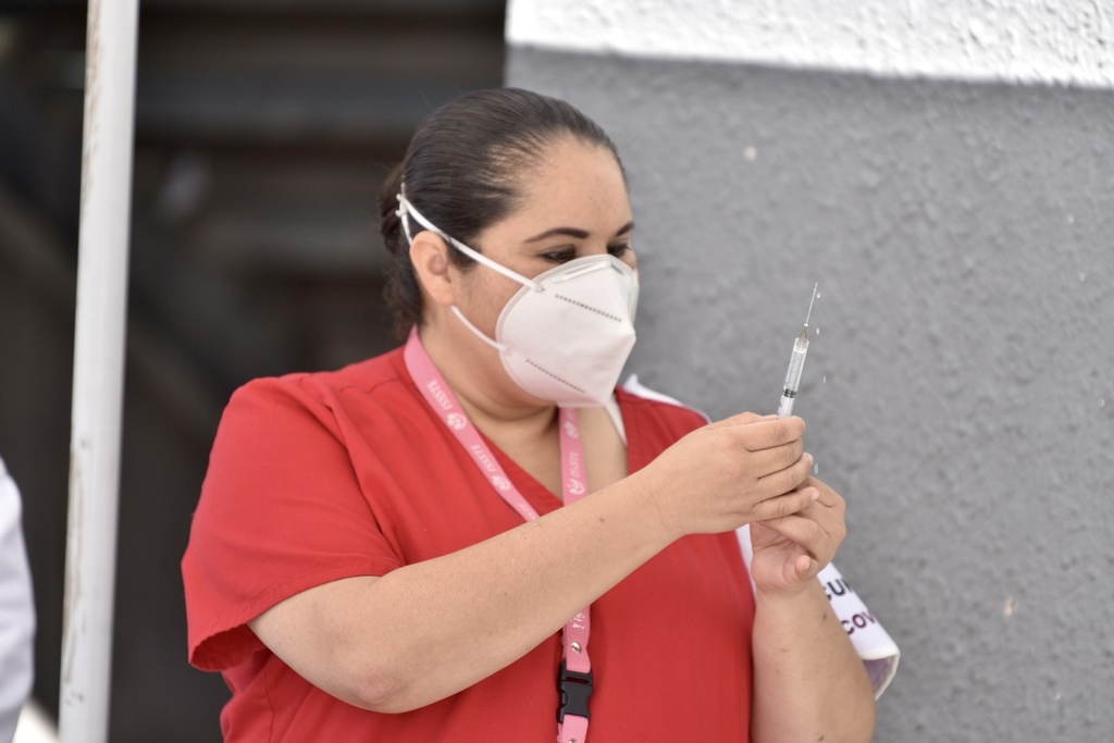 Del total de las vacunas contra el COVID-19 aplicadas en México, en 4,375 casos hubo reacciones secundarias como fiebre. (ÉRICK SOTOMAYOR)