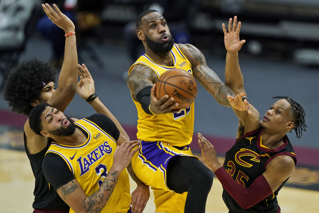 LeBron James anotó 46 puntos en la victoria de los Lakers 115-108 sobre los Cavaliers, con lo que su equipo sigue invicto como visitante. (AP)
