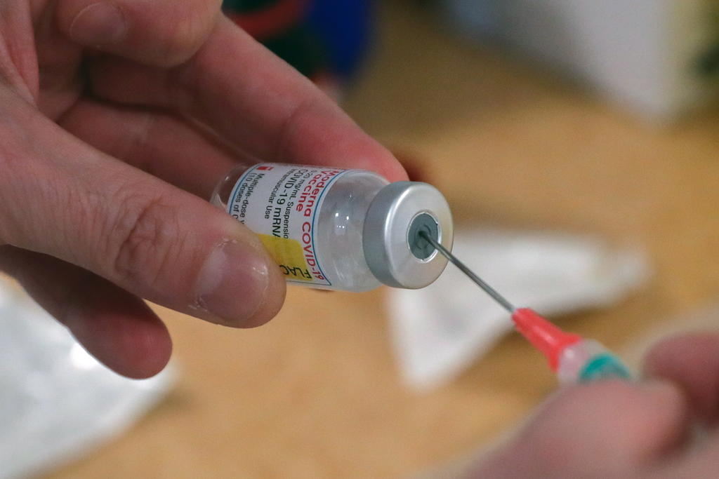 La Organización Mundial de la Salud (OMS) anunció hoy que aprueba el uso de la vacuna contra el COVID-19 producida por la biotecnológica estadounidense Moderna, de la que se deben recibir dos dosis con un intervalo de 28 días.
(ARCHIVO)