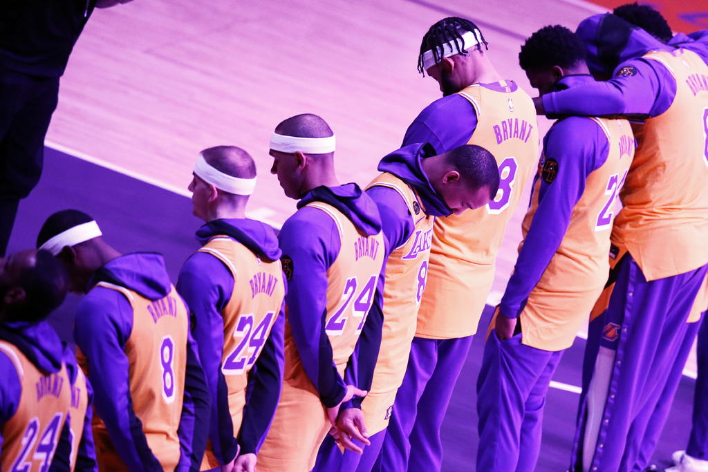 Los dolorosos recuerdos que dejó la perdida trágica del exbase estrella Kobe Bryant, en la organización de Los Angeles Lakers, toda la familia de la NBA y el mundo del deporte, volverán a estar presentes este martes. (ARCHIVO)