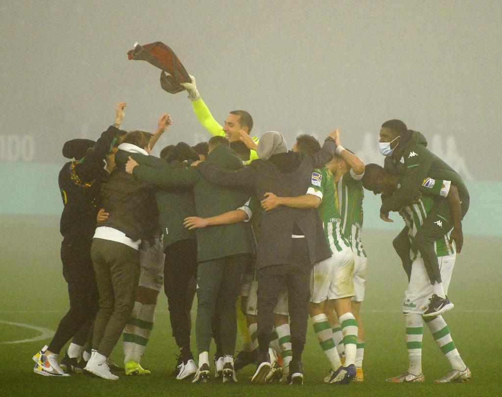 El Betis se clasificó para los cuartos de final de la Copa del Rey al ganar por 3-1 a la Real Sociedad con dos goles de Borja Iglesias en la prórroga. (EFE)