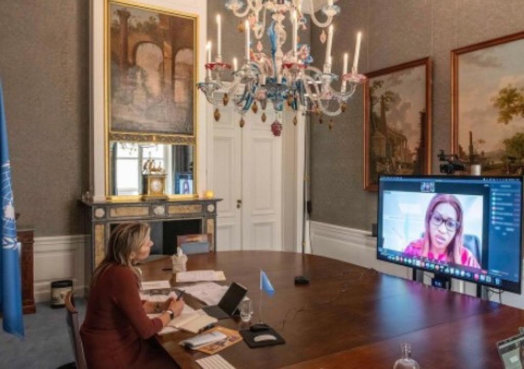Luego de los escándalos que la familia real de los Países Bajos protagonizó durante la pandemia, al viajar a Grecia en medio de restricciones sanitarias, la reina Máxima de Holanda apareció descalza en una reunión virtual como defensora especial de la ONU. (Instagram) 