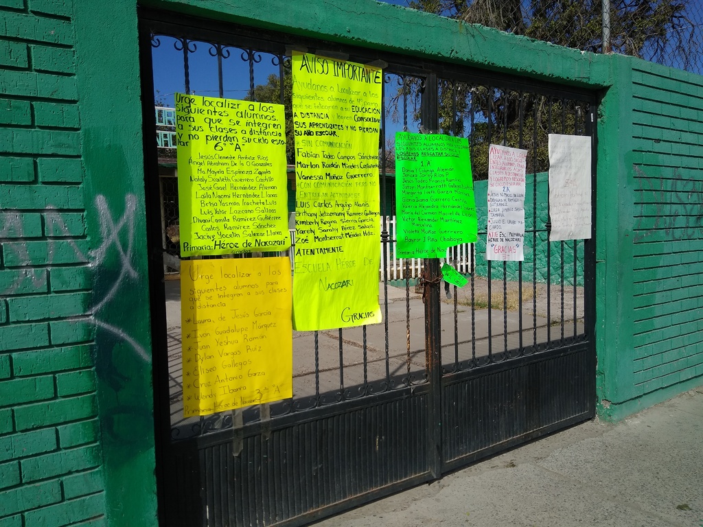 En la escuela primaria Héroe de Nacozari los maestros colocaron cartelones en los accesos principales para ubicar a los alumnos. (ANGÉLICA SANDOVAL)