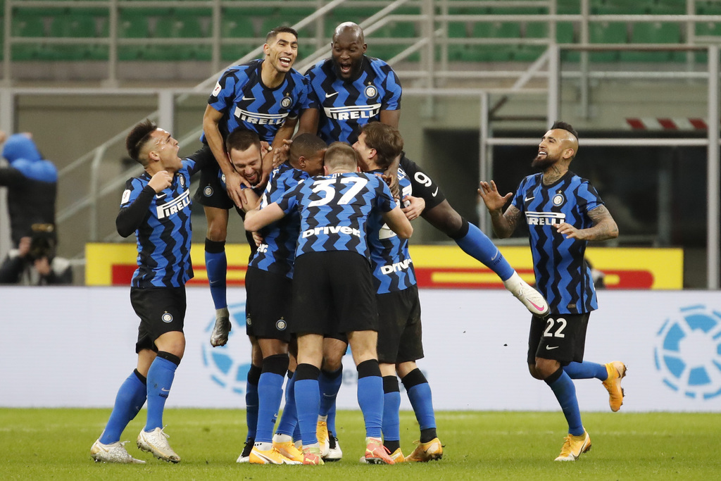 Jugadores del Inter celebran el tanto de Christian Eriksen en tiempo de compensación, que le dio la victoria a su equipo 2-1 sobre Milan, en los octavos de final de la Copa de Italia. (AP)