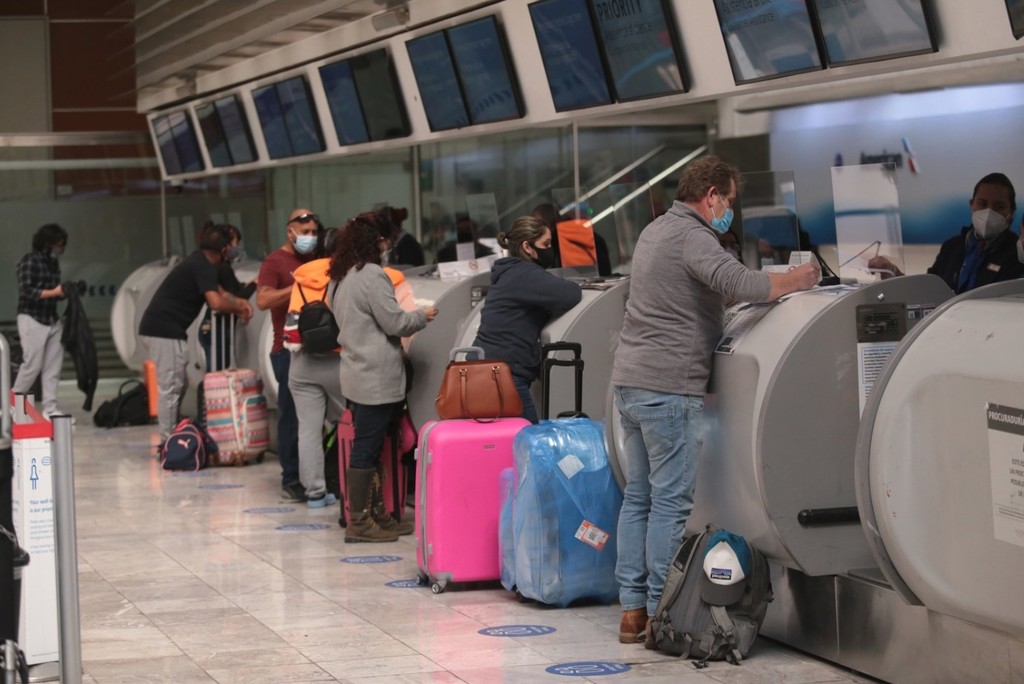 Usuarios de diferentes líneas aéreas perdieron ayer sus vuelos en el AICM, debido a la entrada en vigor del nuevo requisito de EUA.