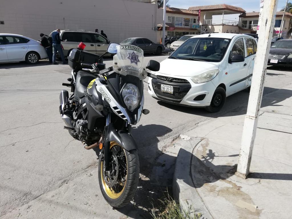 Un agente de la Dirección de Transito y Vialidad de Torreón, resultó con algunos golpes luego de que motocicleta en la que viajaba se impactó contra un automóvil que le cortó la circulación frente a la colonia Estrella de Torreón. (EL SIGLO DE TORREÓN)