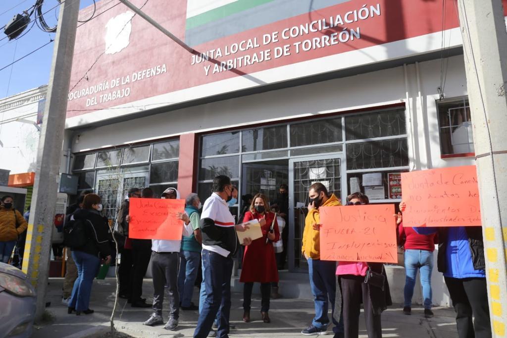 Extrabajadores del Simas Torreón se manifestaron durante este miércoles en las instalaciones de la Junta Local de Conciliación y Arbitraje de Torreón, pidieron “justicia laboral” para que se resuelva un conflicto que sostienen desde hace dos años con el sindicato del organismo. (EL SIGLO DE TORREÓN)