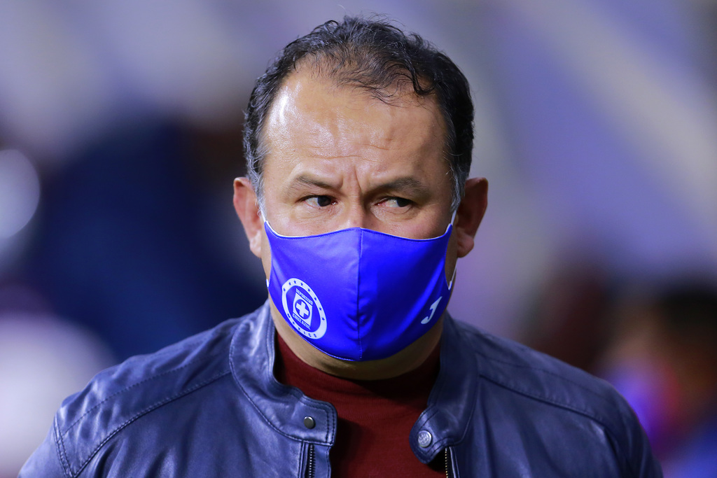 Juan Reynoso, técnico de Cruz Azul, destacó la victoria frente a los Tuzos, aunque aceptó que su equipo no jugó bien. (JAM MEDIA)