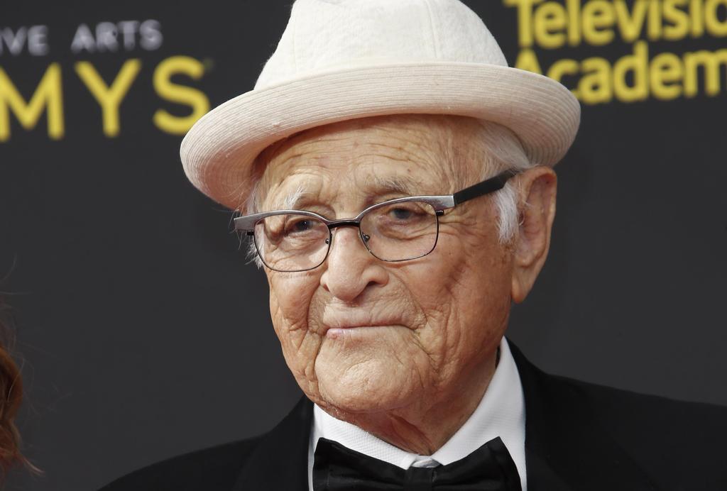 Norman Lear dejó su marca como un productor de televisión que se esforzó por explorar las relaciones de raza en series de comedia populares como All in the Family (Todo en familia) y Good Times. Ahora, los Golden Globes (Globos de Oro) le rendirán homenaje con su premio a la trayectoria para la TV.  (ARCHIVO) 