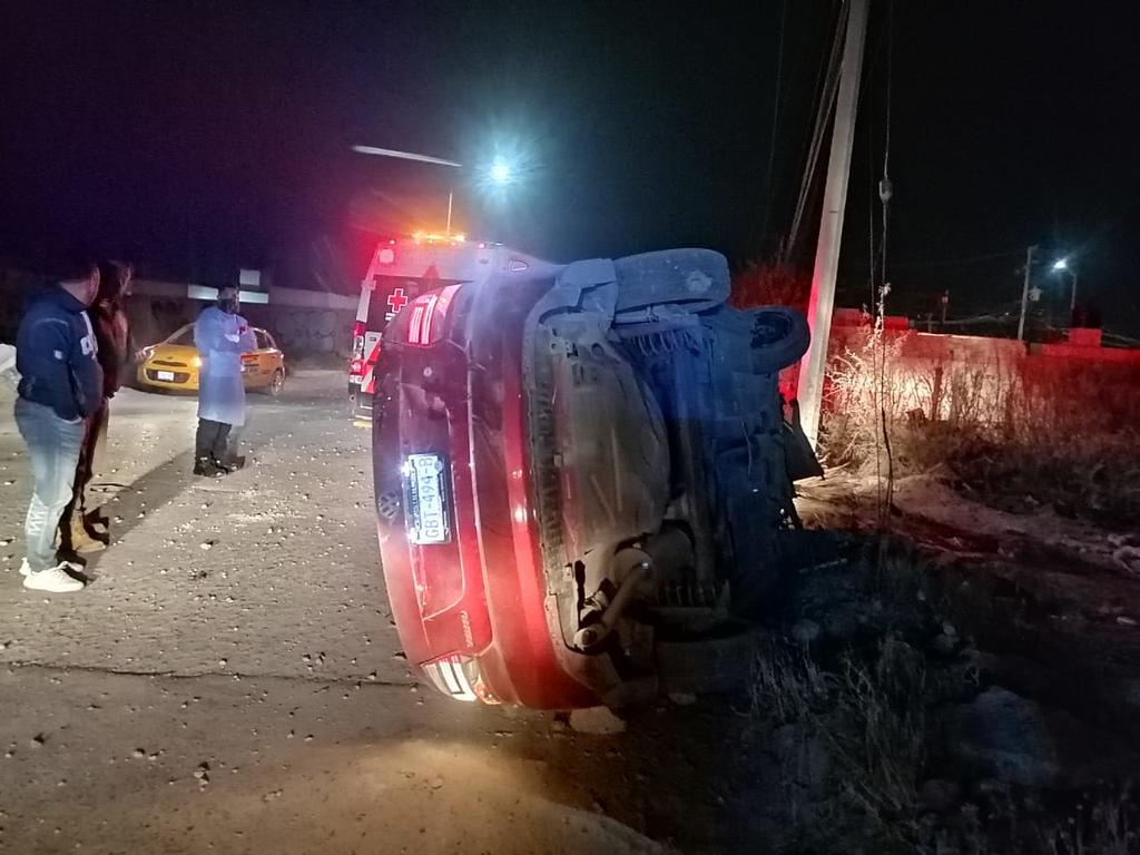 Conductor en estado de ebriedad volcó su vehículo en un crucero de la calzada Zaragoza en la colonia Campo Nuevo Zaragoza de Torreón, aunque no resultó con lesiones de gravedad.
 (EL SIGLO DE TORREÓN)