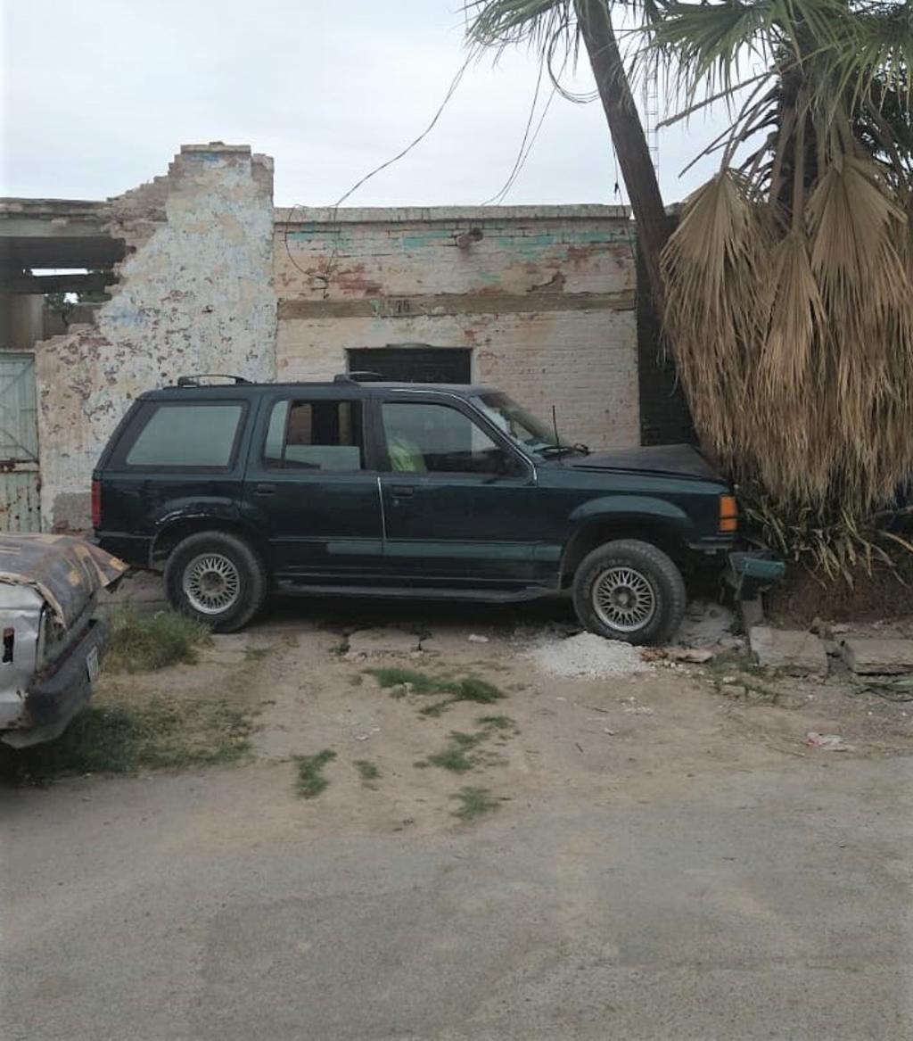 Impactado contra un poste de madera terminó una camioneta Ford Explorer luego de quedarse sin frenos en el bulevar Laguna de la colonia Primera Rinconada de La Unión, en Torreón. (EL SIGLO DE TORREÓN)