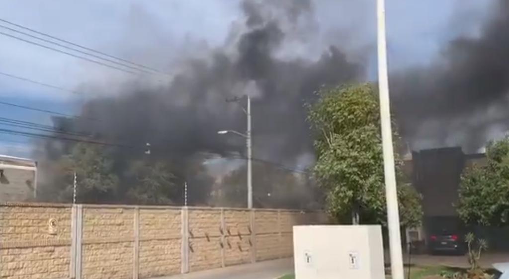 A través de redes sociales se han difundido videos en los que se aprecia al humo invadir zonas residenciales (CAPTURA) 