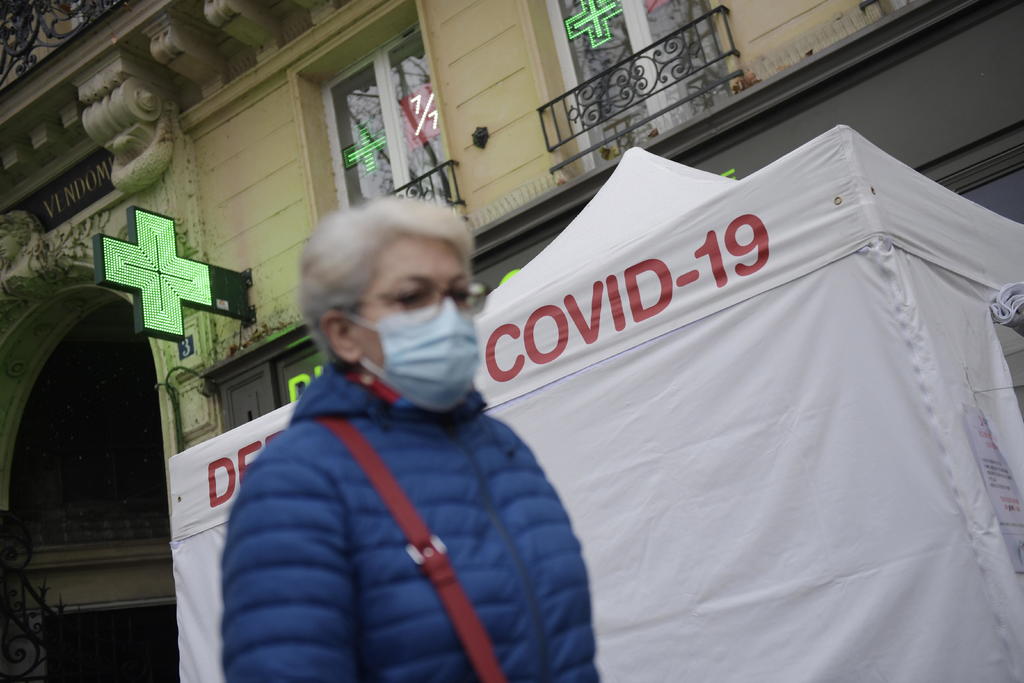 Francia registró 23,770 contagios por covid en las últimas 24 horas, en las que 348 personas han fallecido por esa enfermedad en el país, cifras muy similares a las de los últimos días, indicó Sanidad. (ARCHIVO)