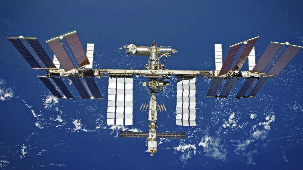 Tres hombres que pagaron 55 millones de dólares cada uno a cambio de volar en un cohete SpaceX a la Estación Espacial Internacional fueron presentados el martes, con lo que podrían integrar la primera tripulación privada estadounidense a la base orbital. (ESPECIAL) 