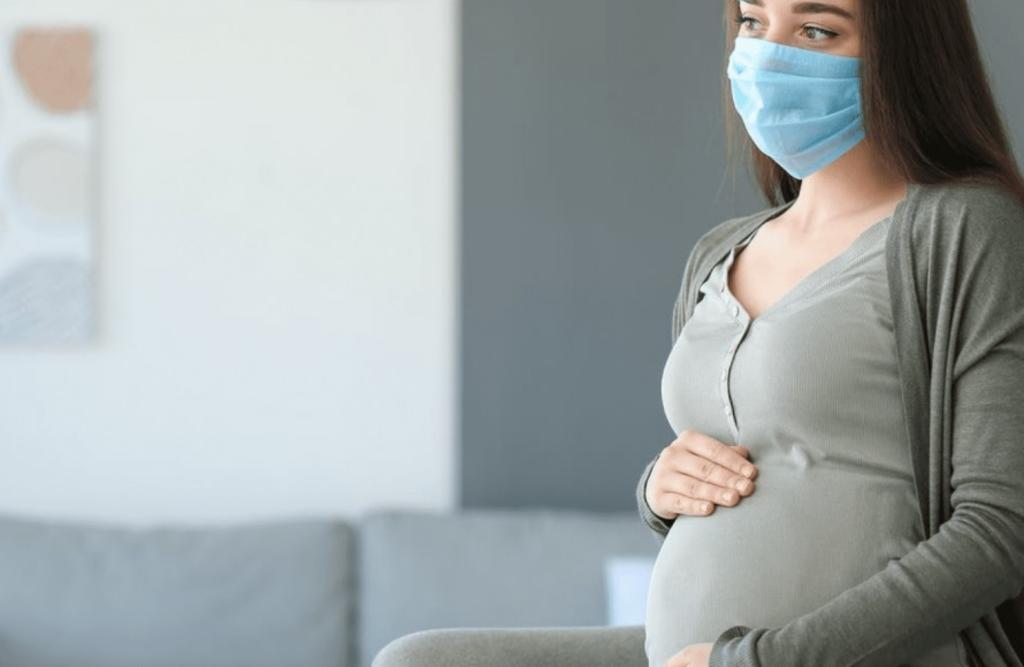 De acuerdo al estudio, la tasa de mortalidad por la infección del SARS-CoV-2 fue significativamente mayor en embarazadas comparado a personas con una edad similar (ESPECIAL)