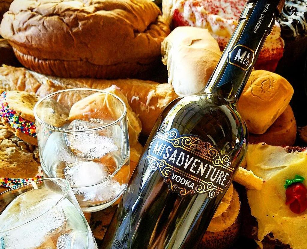 Conoce el nuevo vodka hecho con Twinkies y pan, contra el desperdicio de alimentos y efecto invernadero. (Instagram @misadventureco)

