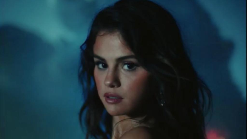 Selena Gomez emocionó a sus fans latinos con el lanzamiento de su nuevo y tercer sencillo en español, Baila Conmigo, el cual acompañó de un videoclip que ya se encuentra en el puesto número 1 de YouTube. (ESPECIAL) 