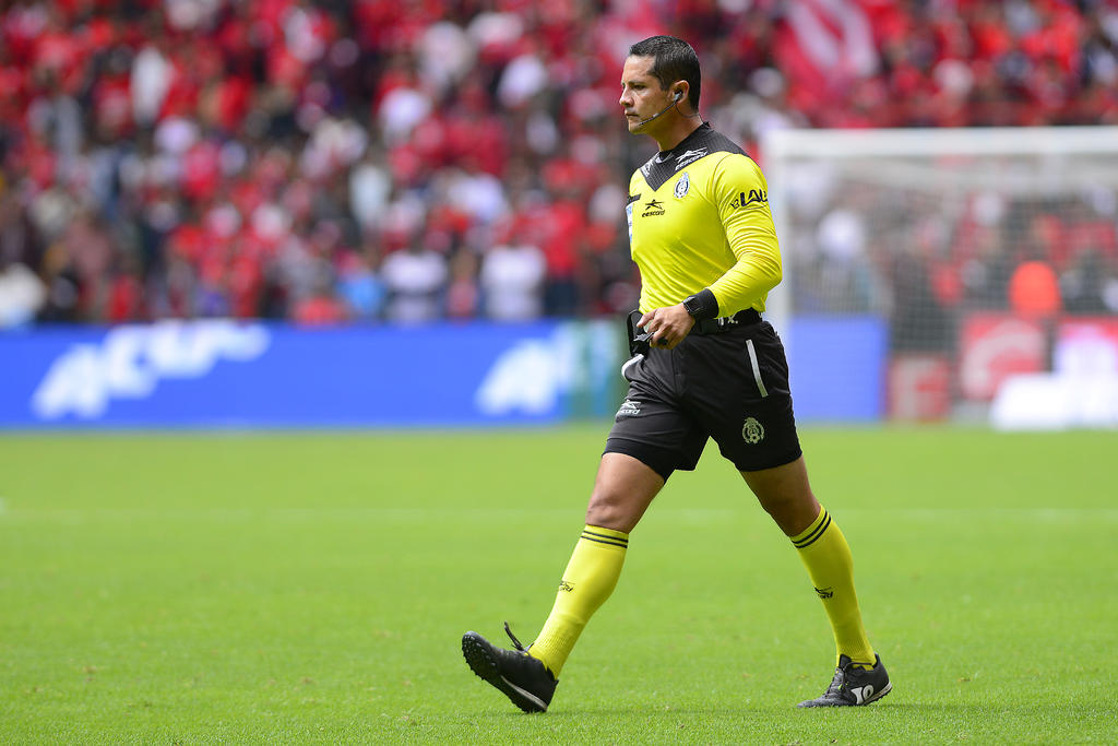 El silbante tapatío Diego Montaño Robles, será el árbitro central del partido del próximo domingo en el Estadio Corona, entre Santos Laguna y Águilas del América. (ESPECIAL)
