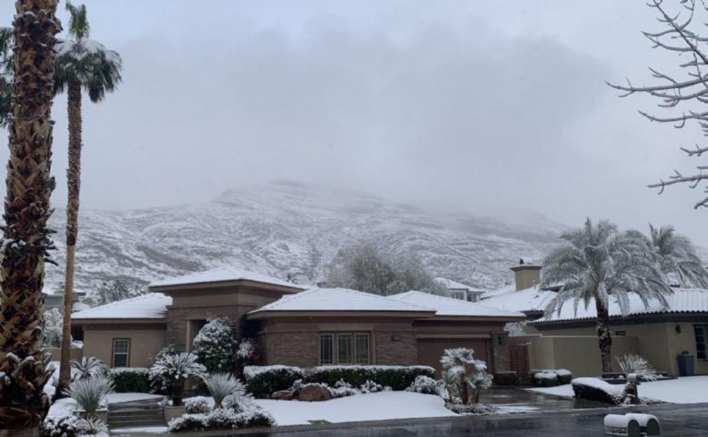 A través de redes sociales usuarios compartieron fotografías de la nevada (ESPECIAL) 