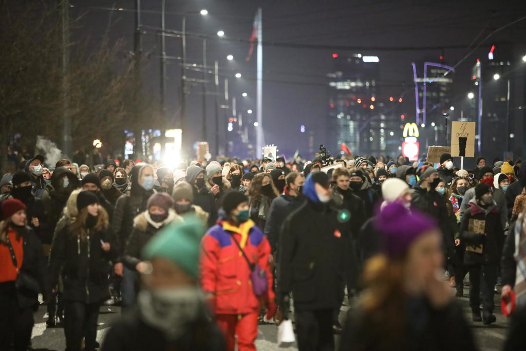 Miles de manifestantes se movilizaron hoy, por tercera noche consecutiva, en Varsovia y otras ciudades de Polonia contra la prohibición del aborto, tras el fallo del Tribunal Constitucional que ilegaliza la interrupción del embarazo también en caso de malformación del feto. (EFE)