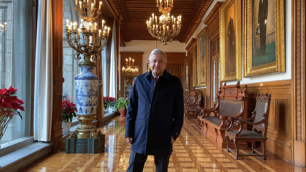 El presidente Andrés Manuel López Obrador apareció en un video, caminando por Palacio Nacional, esto luego de dar positivo a COVID-19. (TWITTER)