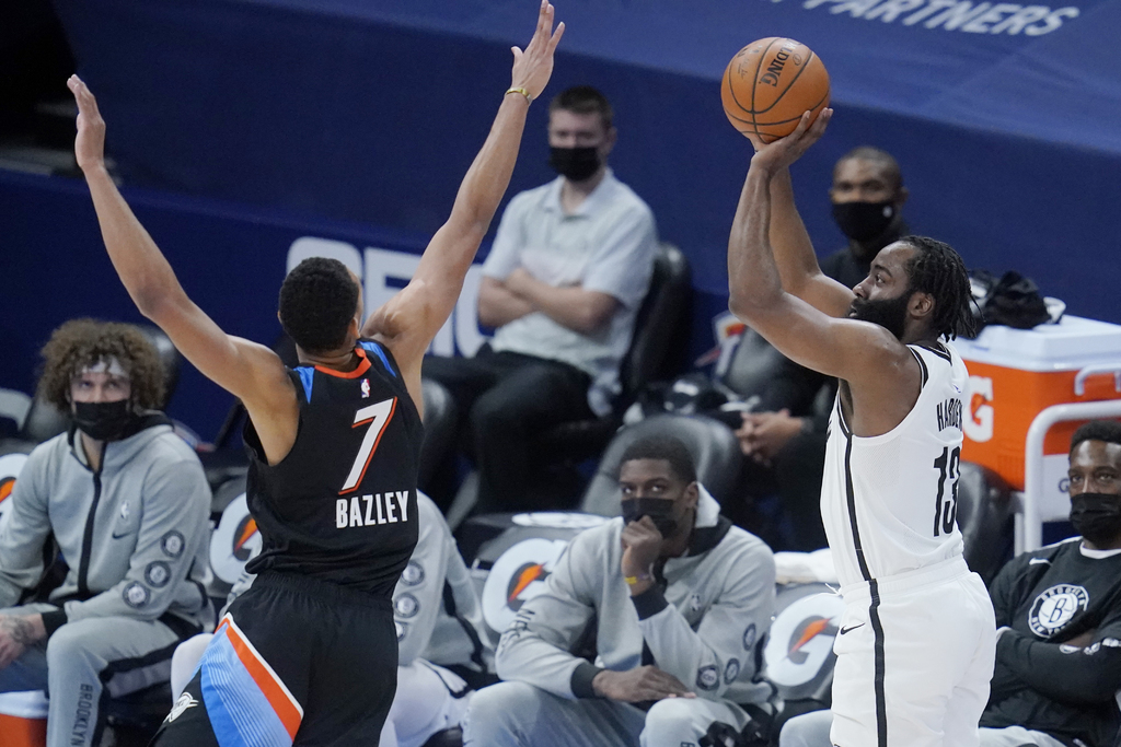James Harden (d) anotó 25 puntos, bajó 10 rebotes y repartió 11 asistencias, en la victoria de los Nets 147-125 sobre el Thunder. (AP)