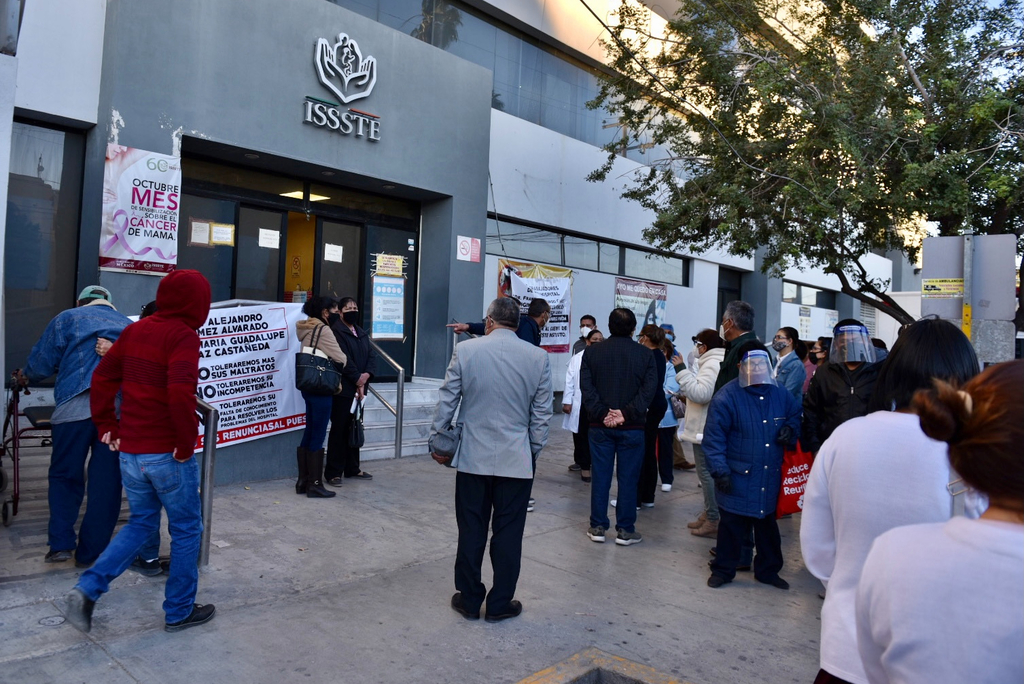Esta semana, un grupo de trabajadores impidió el acceso a su oficina al director del ISSSTE Torreón.