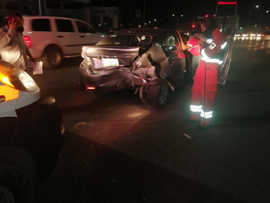 Un conductor que se encontraba en estado de ebriedad, provocó un accidente vial en la ciudad de Torreón que dejó como saldo daños materiales calculados en más de 80 mil pesos.
(EL SIGLO DE TORREÓN)
