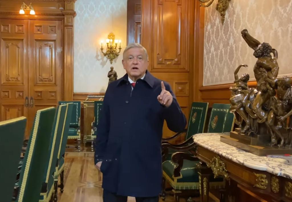 En un video difundido en YouTube, el titular del Ejecutivo federal recorrió, sin cubrebocas, pasillos de Palacio Nacional.