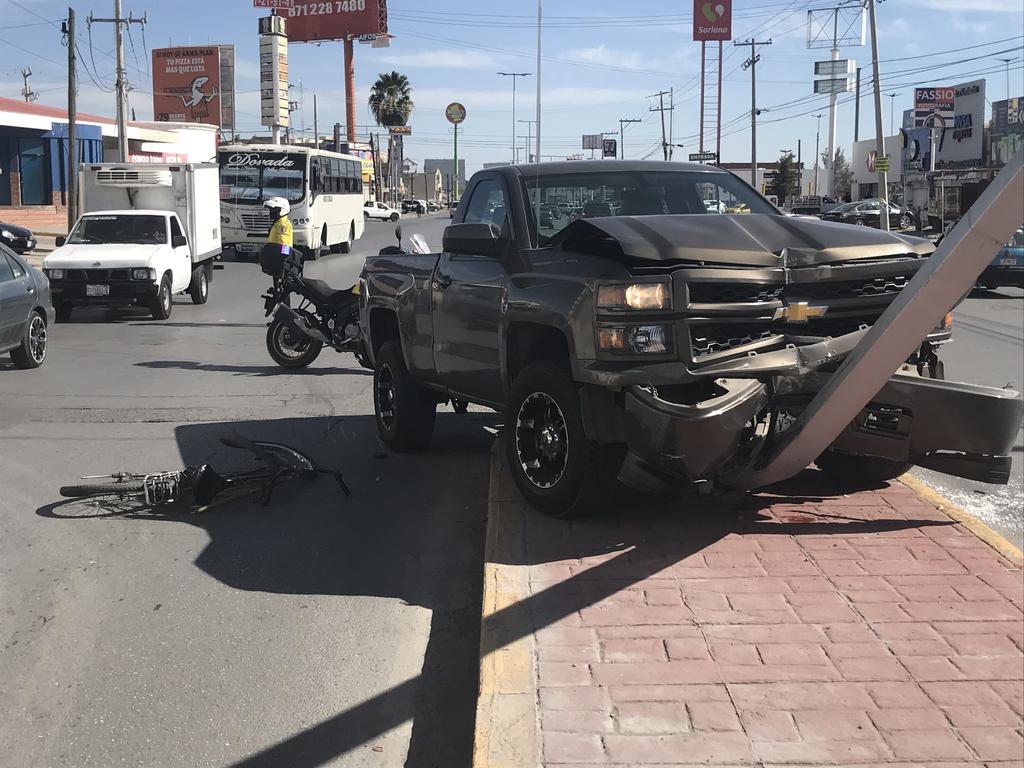 Un octogenario que viajaba en una bicicleta, fue impactado por una camioneta que al intentar esquivarlo se proyectó contra una luminaria en la colonia La Fuente de la ciudad de Torreón. (EL SIGLO DE TORREÓN)