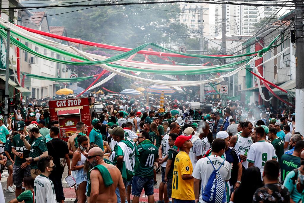 Al menos un hincha del Corinthians murió este sábado tiroteado en Sao Paulo durante un enfrentamiento con seguidores de su enconado rival de patio, el Palmeiras, que se preparaban para ver el partido de su equipo en la final de la Copa Libertadores ante el Santos. (ARCHIVO)
