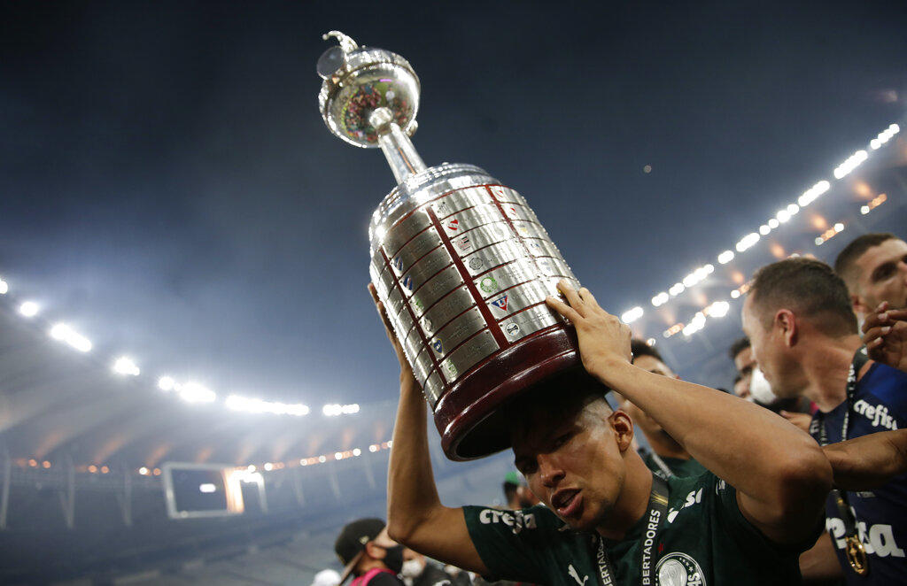 Brasil alcanzó este sábado su título 20 de la Copa Libertadores gracias al triunfo del Palmeiras por 1-0 sobre el Santos, que le significó al equipo que dirige el portugués Abel Ferreira la segunda corona en el torneo continental, tras la alcanzada en 1999. (AP)