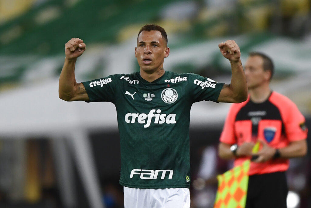 El atacante Breno Lopes, que llegó en noviembre a las filas del Palmeiras casi como un desconocido, a pesar de su rótulo de artillero en la segunda división, saltó este sábado del banco de reservas y con un certero cabezazo en el tiempo de reposición le entregó el título de la Libertadores al Palmeiras. (DEPORTES)
